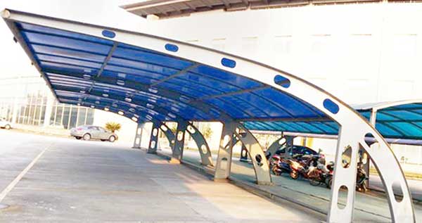 成都PTFE膜結(jié)構(gòu)停車棚：愛(ài)車之家，安全?？?></p>

<p>成都PTFE膜結(jié)構(gòu)停車棚廣泛應(yīng)用于各類場(chǎng)所，無(wú)論是住宅小區(qū)、商業(yè)中心、辦公樓還是學(xué)校，都能看到它的身影。它不僅提供了安全的停車空間，還因其獨(dú)特的造型和多樣的顏色選擇，成為城市景觀的一部分，增添了一份現(xiàn)代與美感。</p>

<p>眾多品牌中，廣東中材的產(chǎn)品尤為突出。其價(jià)格優(yōu)惠，型號(hào)齊全，能滿足不同客戶的需求。更重要的是，廣東中材選用的都是國(guó)內(nèi)外知名膜材，品質(zhì)有保障，讓人放心。從設(shè)計(jì)到加工再到安裝，每一步都精益求精，更有完善的售后服務(wù)體系，讓客戶無(wú)后顧之憂。</p>

<p style="text-align:center"><img width="100%" src="../mypic/38e/8517b/403f00fd.jpg" / alt=