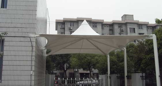 商業(yè)廣場亮麗遮陽，營造舒適休閑環(huán)境